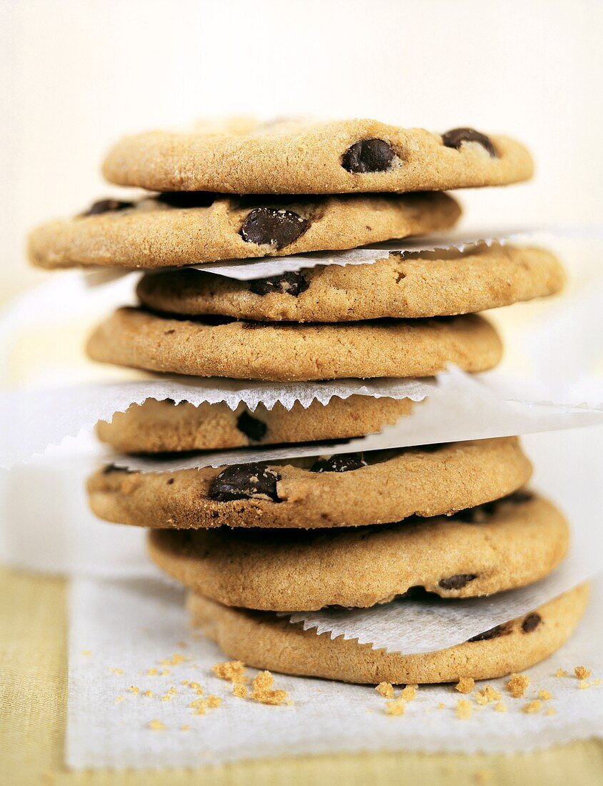 A pile of chocolate chip cookies (USA)