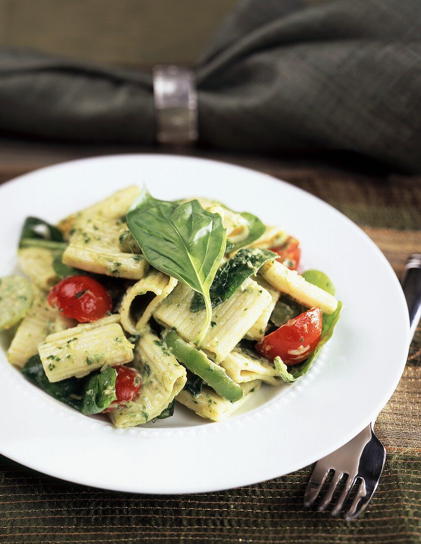 Tortiglioni alla ligure (Nudeln mit Tomaten, Lauch & Pesto)