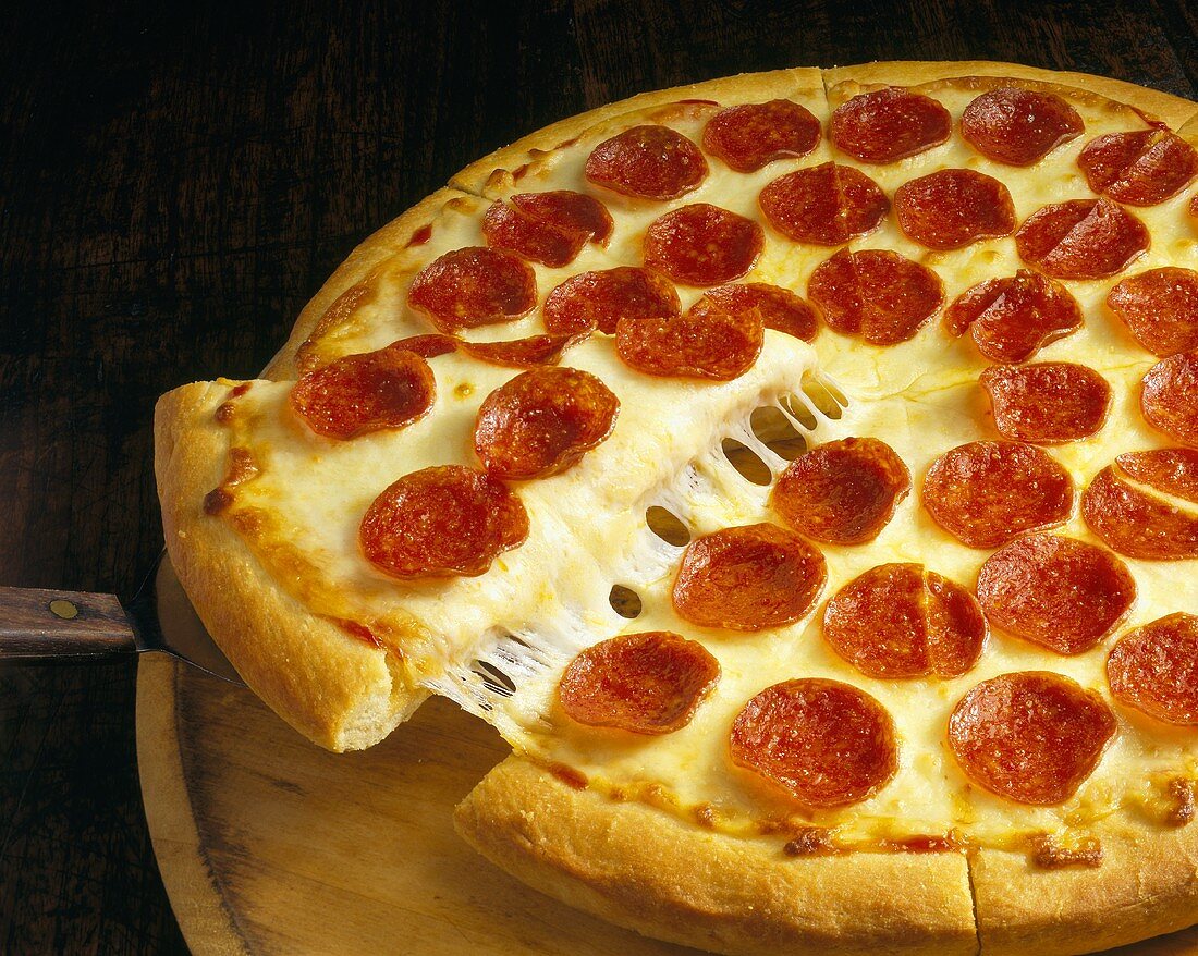 Pizza mit Peperoniwurst, angeschnitten