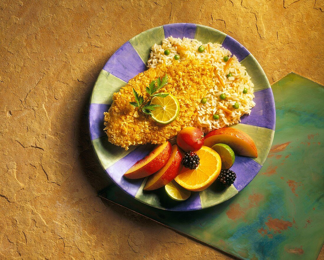 Paniertes Fischfilet mit Reis und Früchten von oben