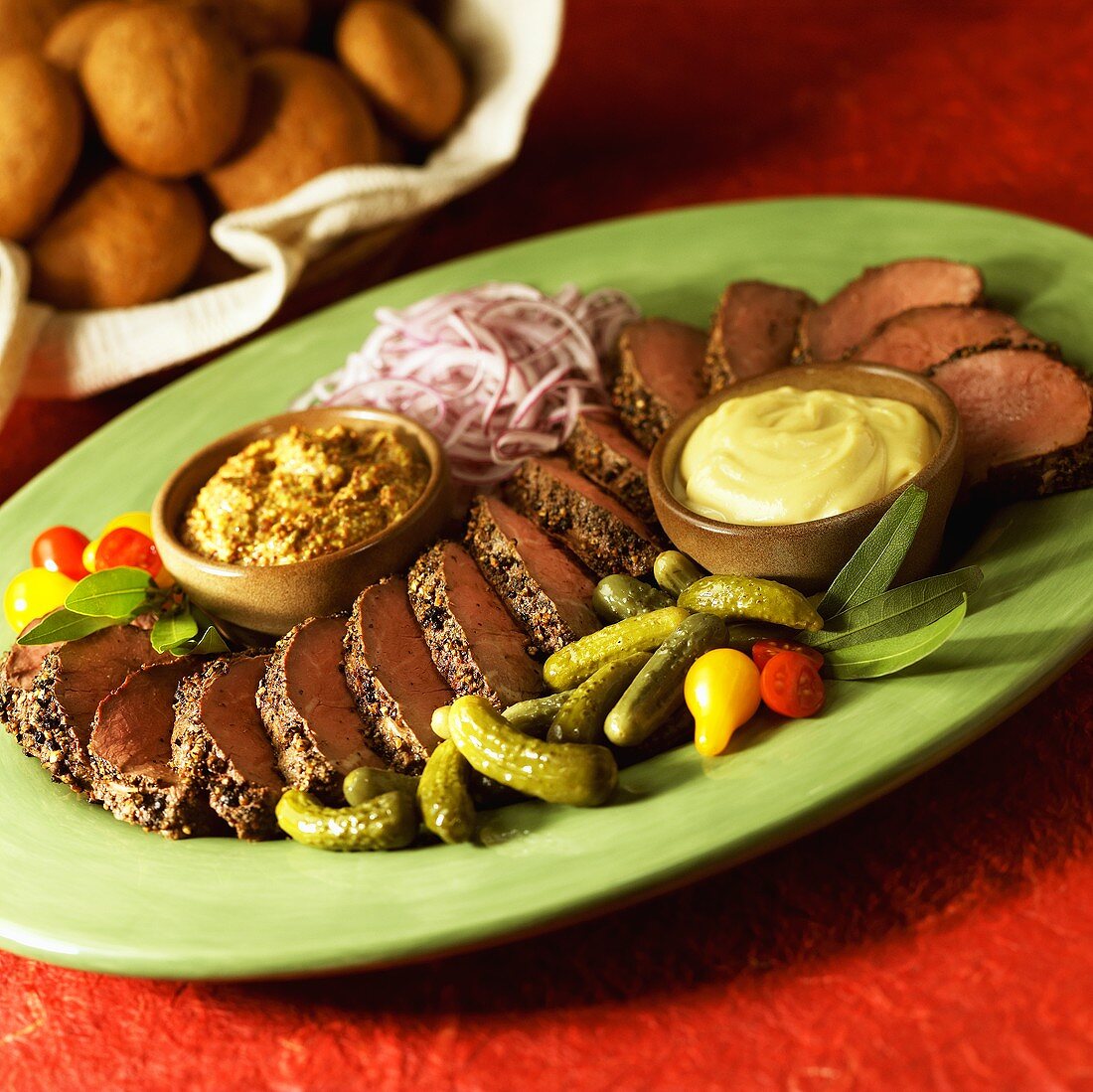 Geschnittenes Rinderfilet mit Remoulade, Senf und Essiggurken