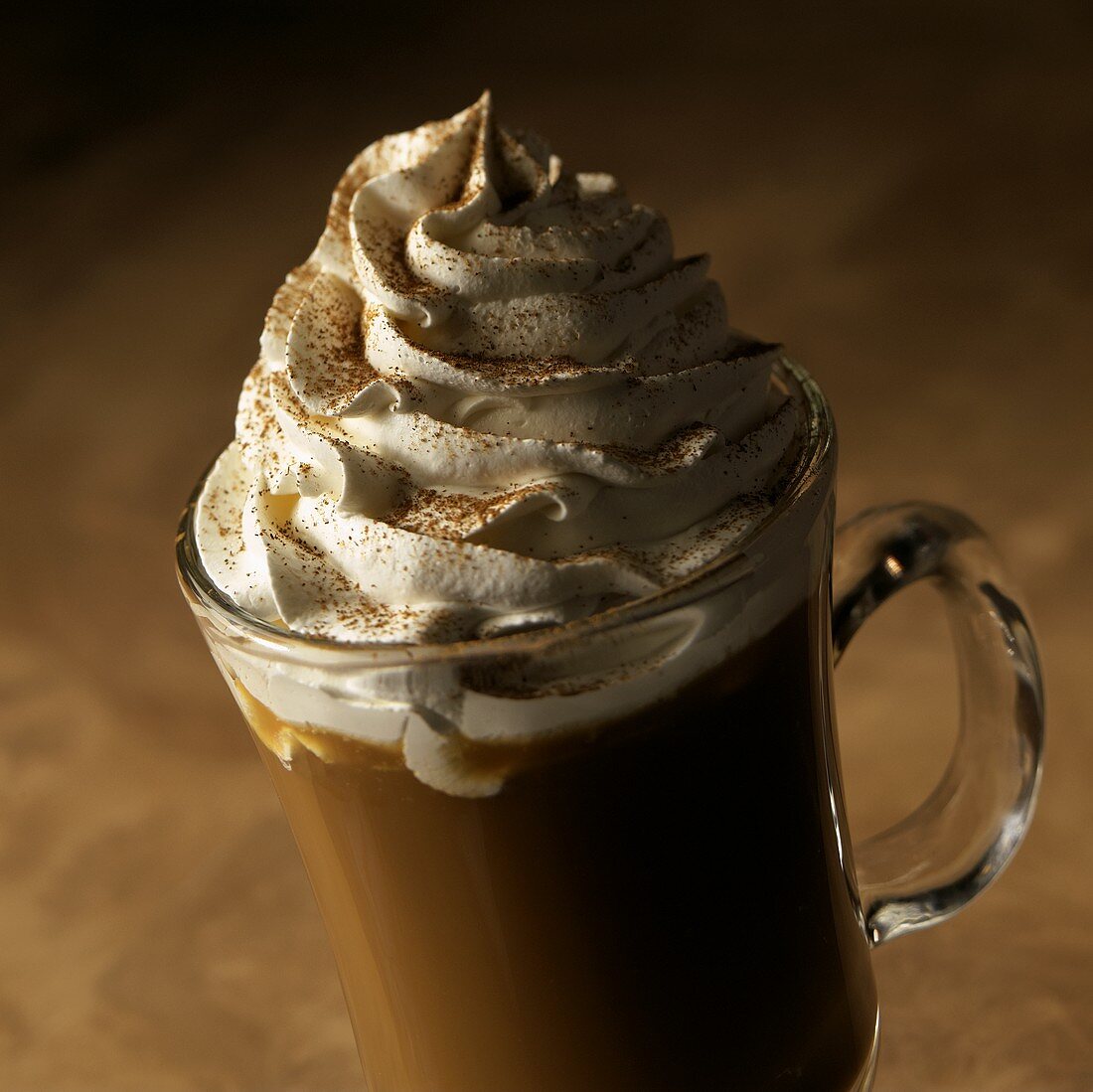 Cappuccino in Glastasse mit Schlagsahne