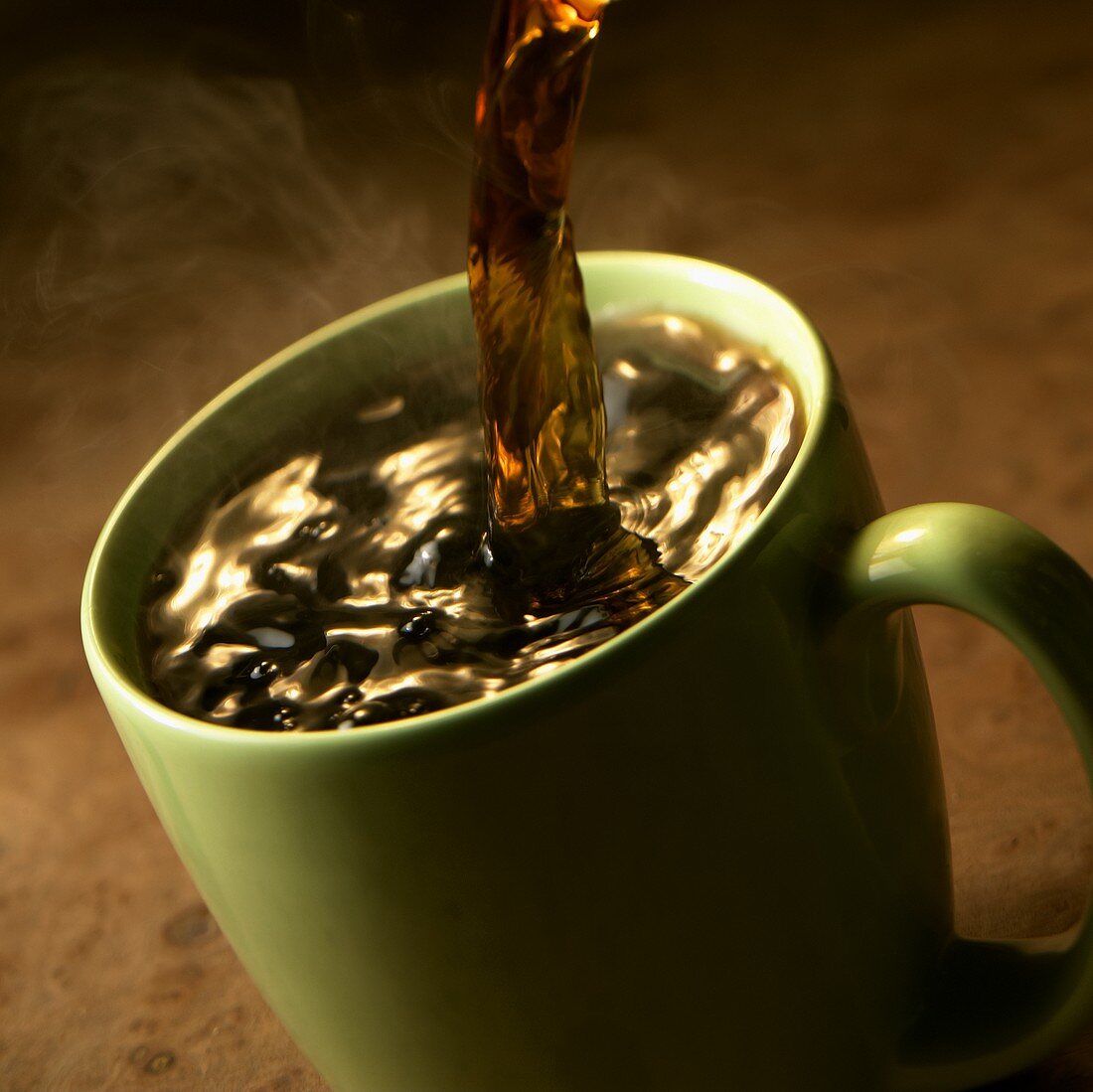 Kaffee in Tasse einschenken