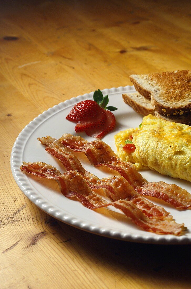 Omelett und Bacon zum Frühstück