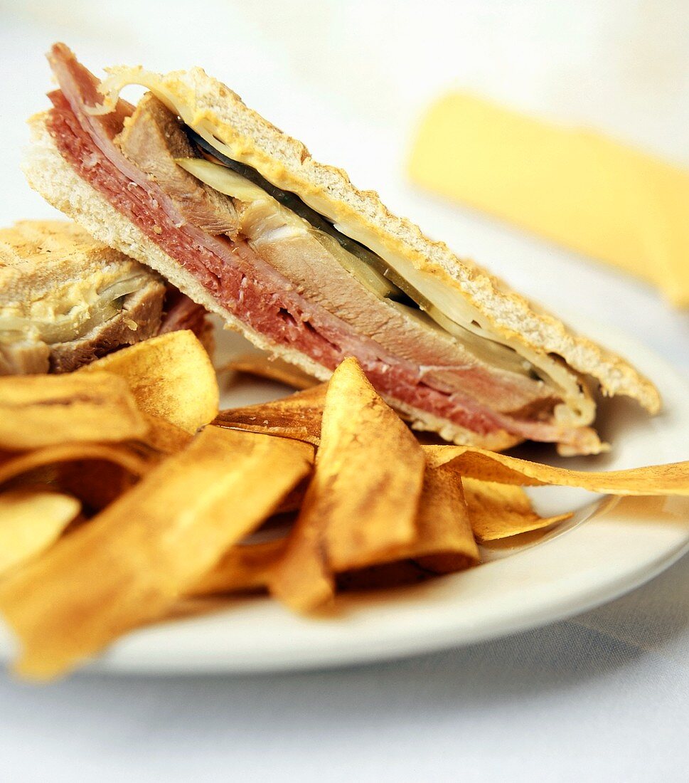 Sandwich dazu Kochbananen-Chips (Kuba)