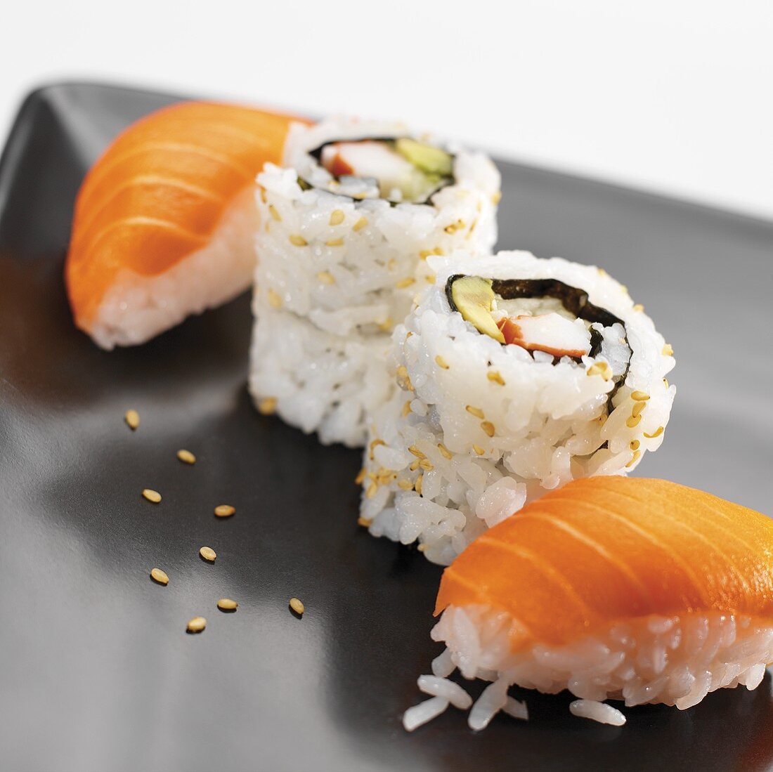 Sushi mit Lachs und Inside-Out-Rolls