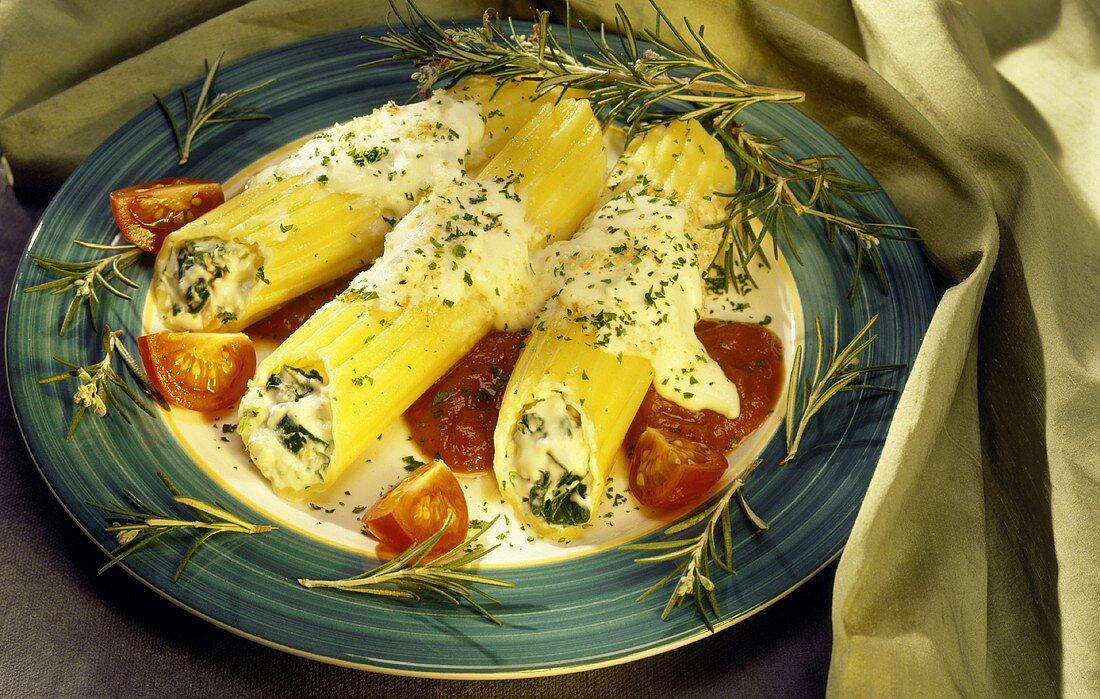 Manicotti ripieni (Pasta rolls with spinach & ricotta filling)