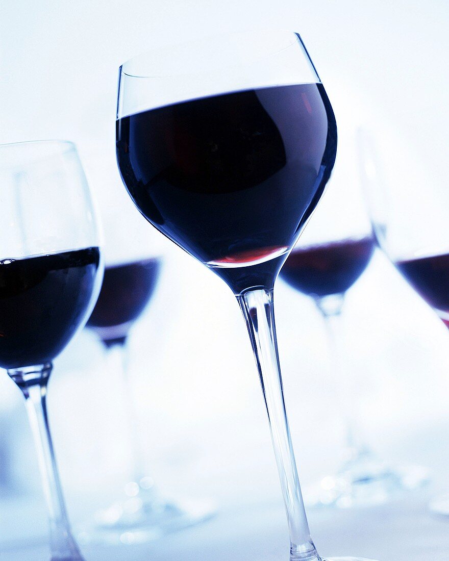 Mehrere Gläser mit Rotwein