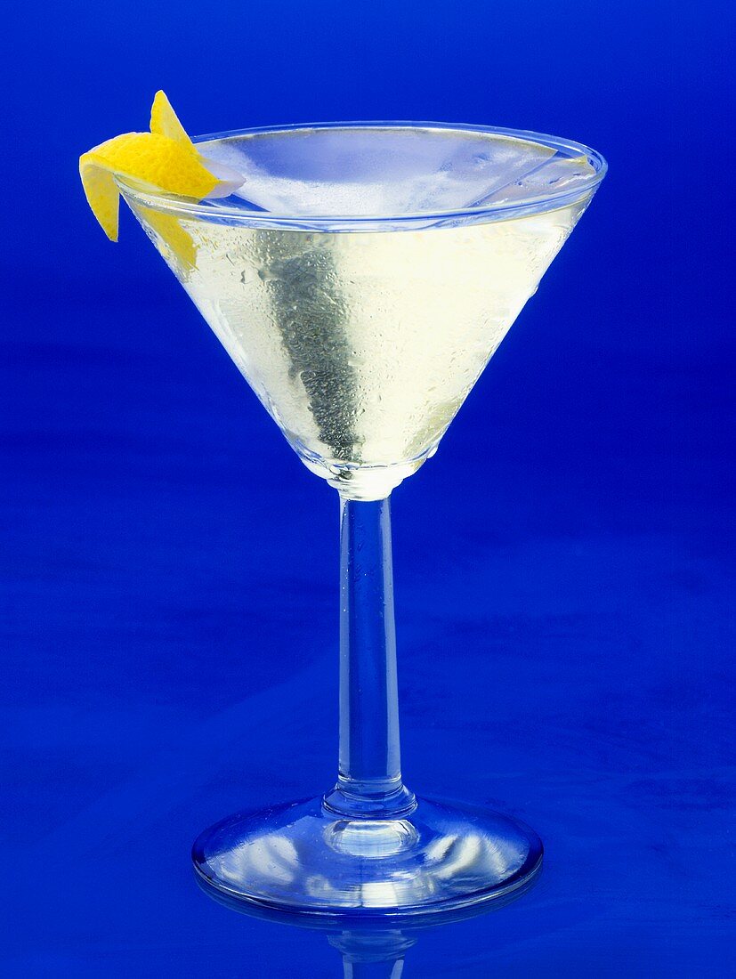 Ein Martini vor blauem Hintergrund
