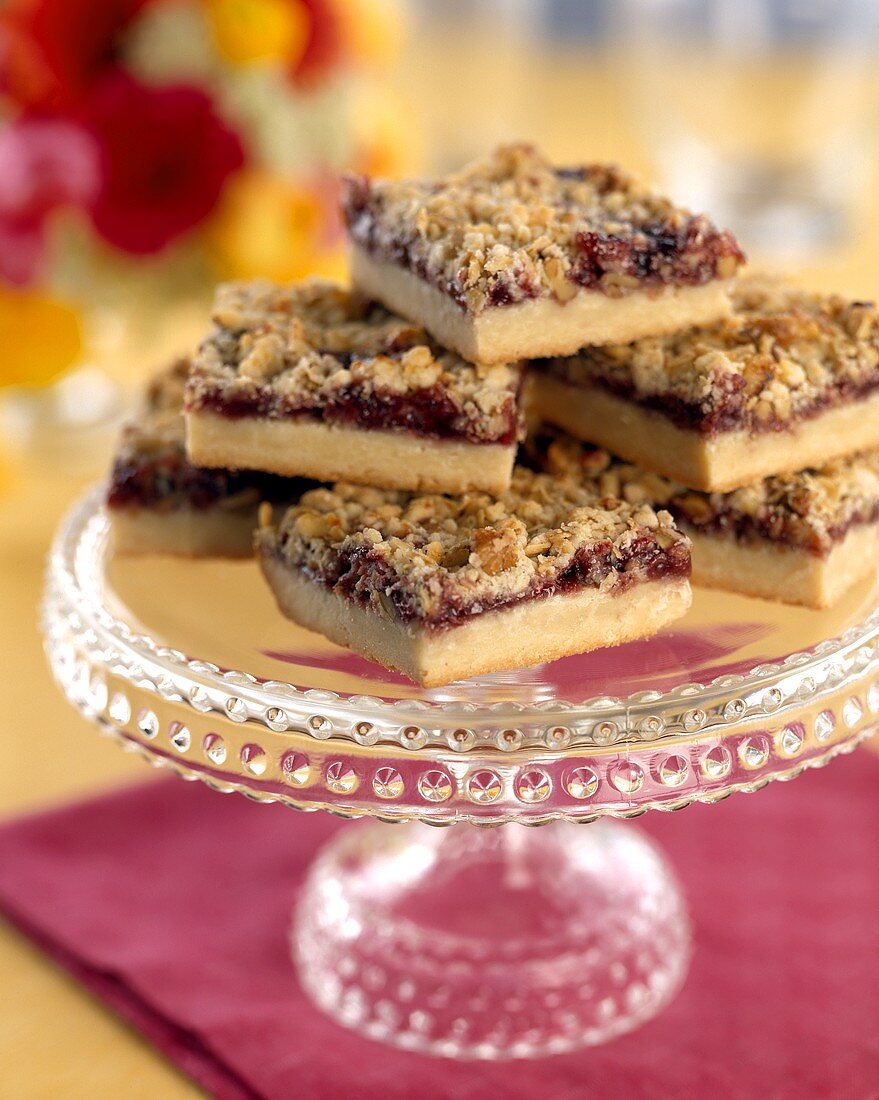 Himbeerkuchen mit Walnussstreuseln, in Stücke geschnitten