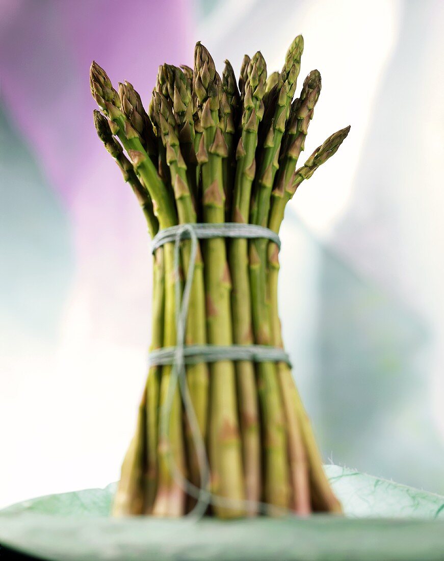 A bundle of green asparagus (standing)