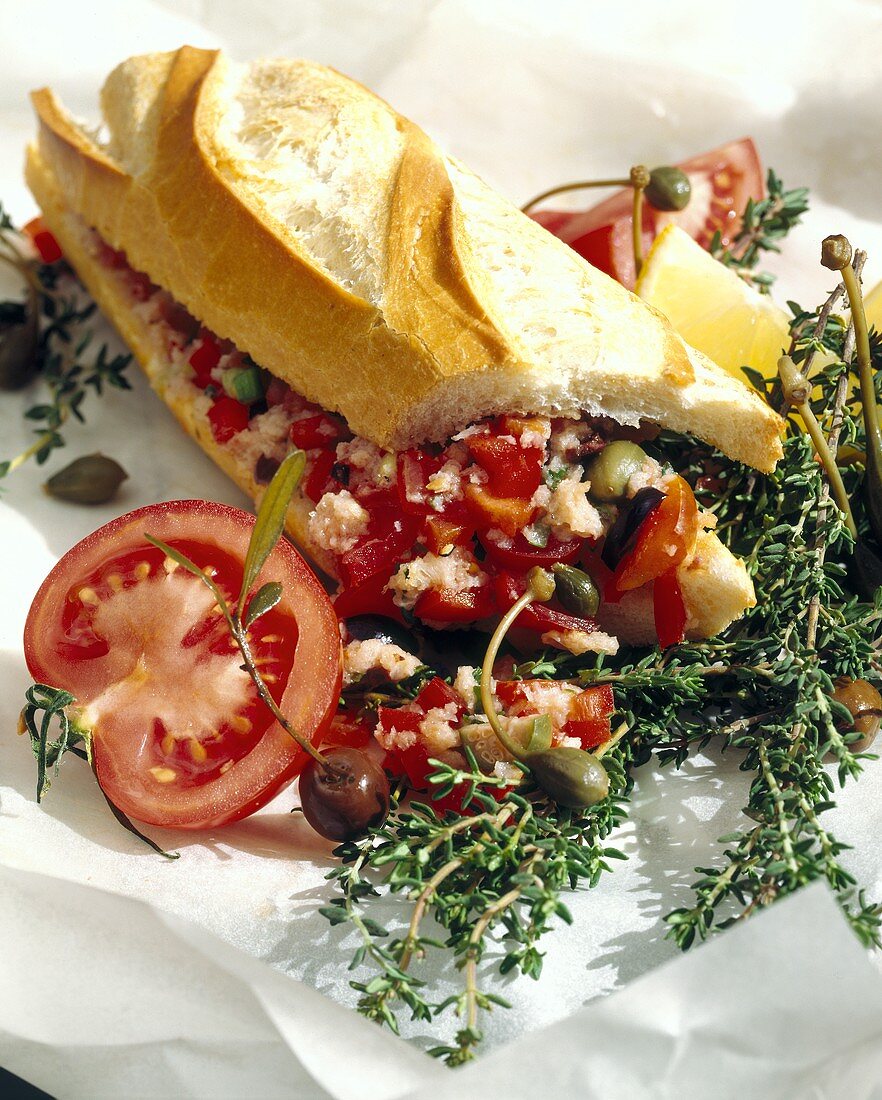 Pan Bagnato (Baguette mit Fisch, Tomaten, Kapern und Oliven)