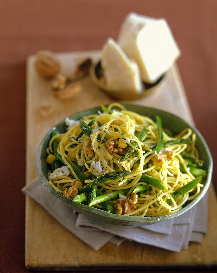Spaghettini with beans, walnuts and green asparagus