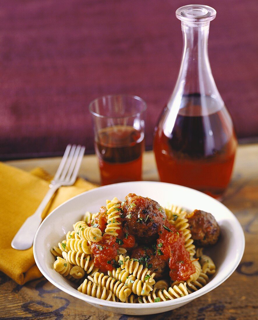 Fusilli with meatballs and tomatoes; red wine