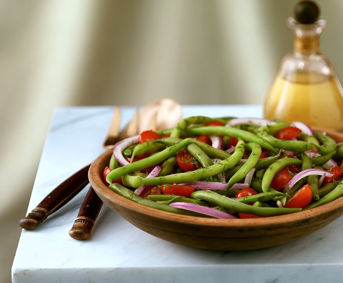 Grüne-Bohnen-Salat mit Zwiebeln und Kirschtomaten