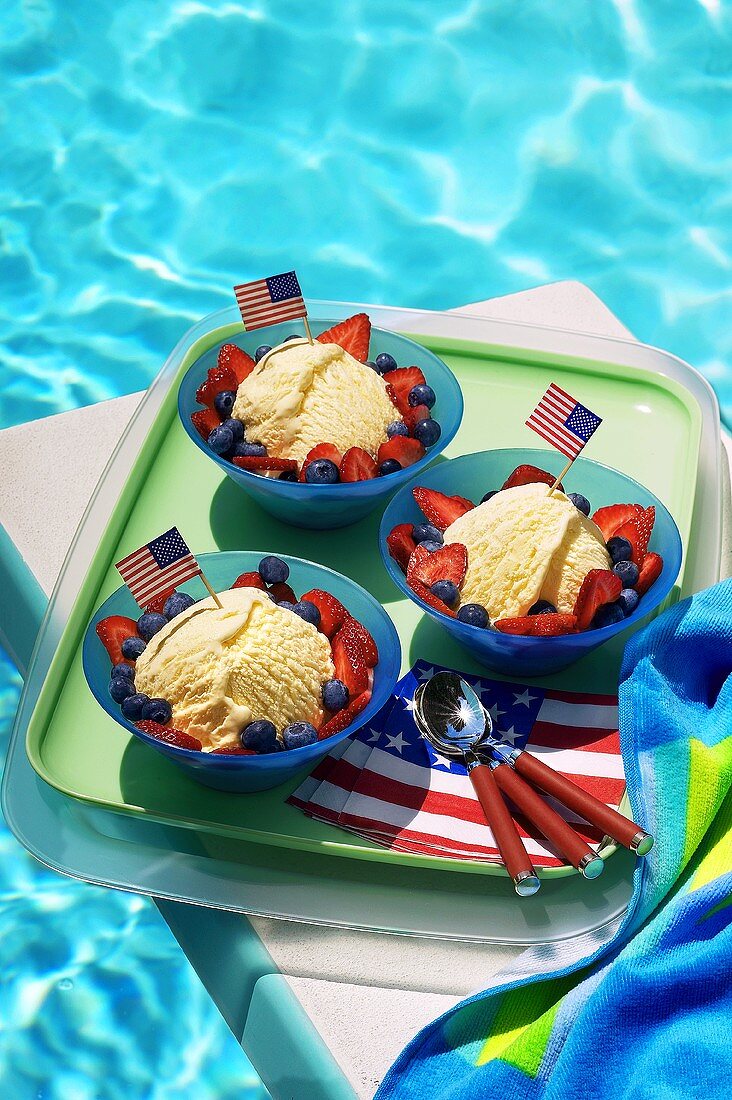 4th-of-July-Ice-Cream (Vanilleeis mit roten & blauen Beeren)