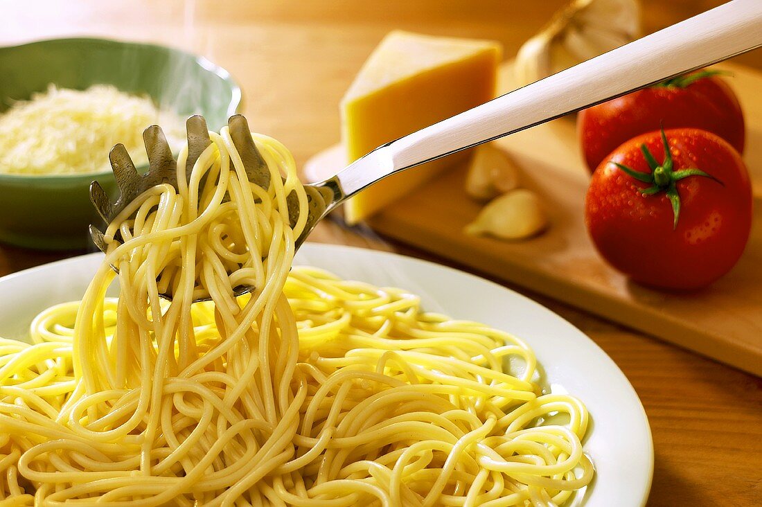 Spaghetti auf Teller und Spaghettiheber