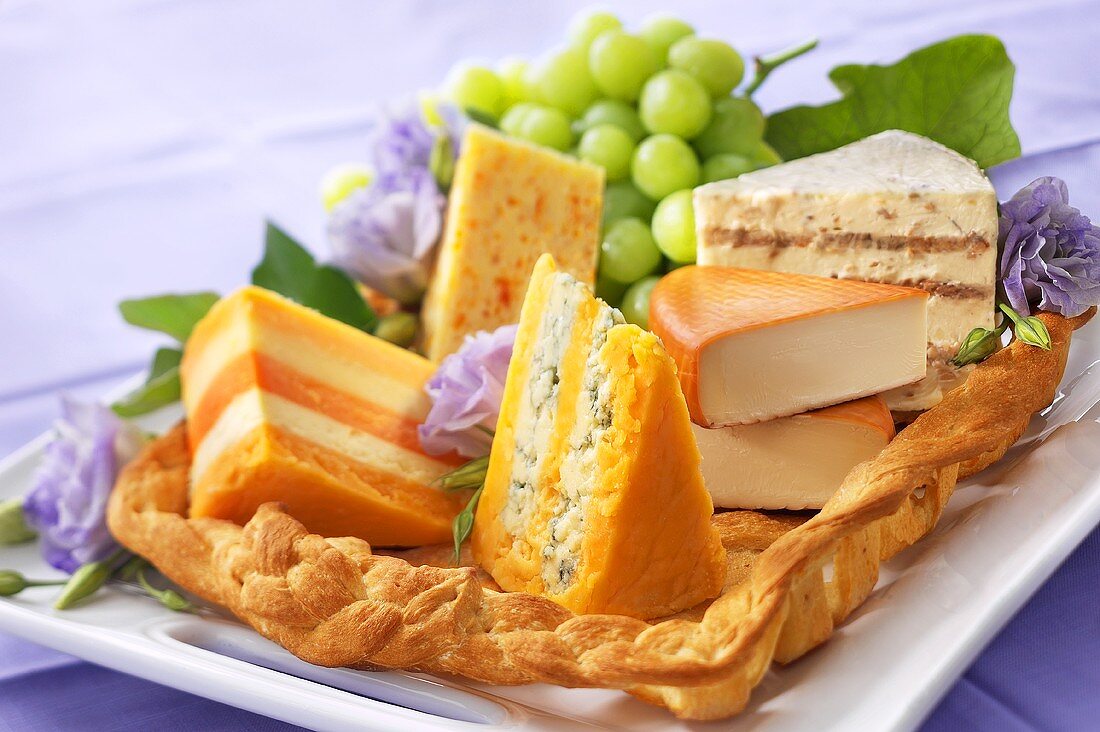 Platte mit verschiedenen Käsesorten