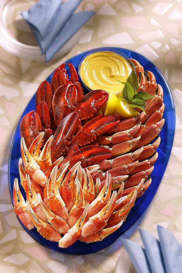 Shellfish platter (with the pincers of various crustaceans)