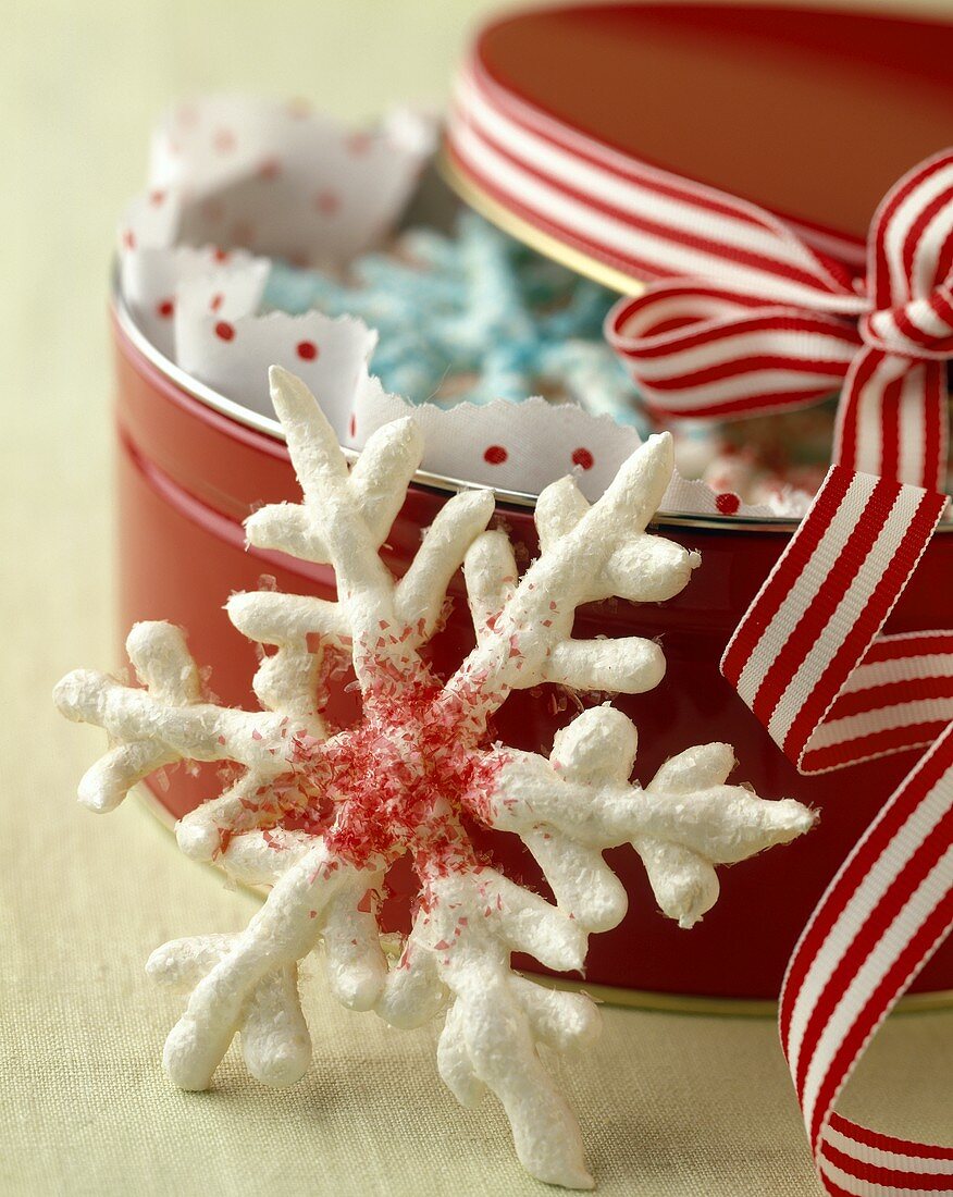 Meringue snowflakes to give as a gift