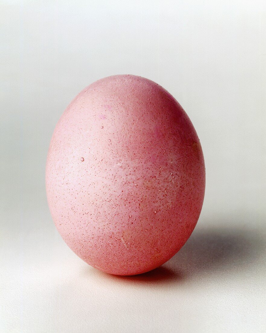 Ein rosa gefärbtes Ei