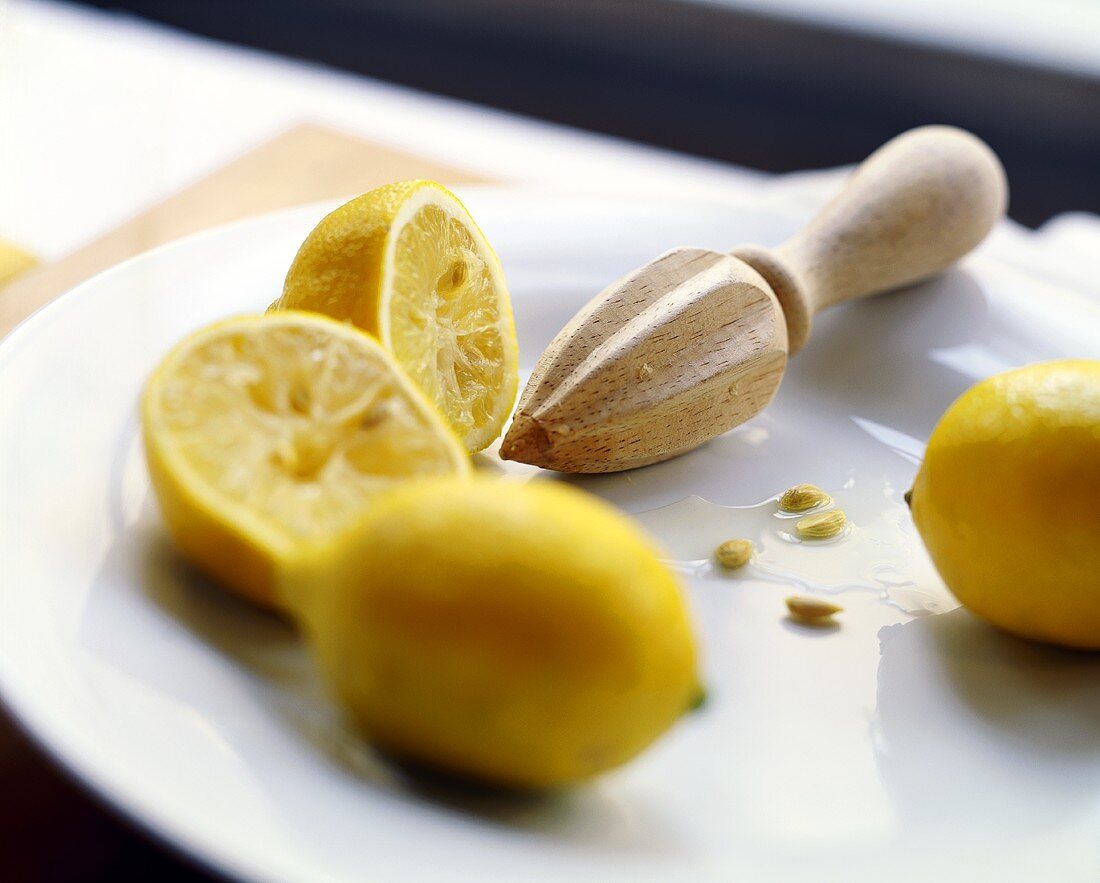 Zitronen mit Zitronenpresse aus Holz