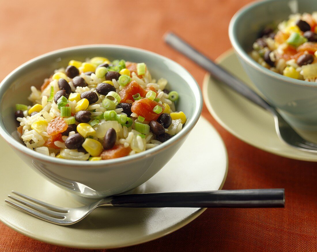 Reissalat mit schwarzen Bohnen, Mais und Tomaten