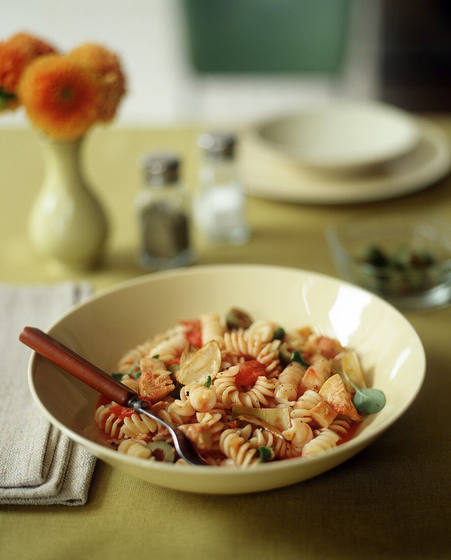 Fusilli with artichokes and tomatoes