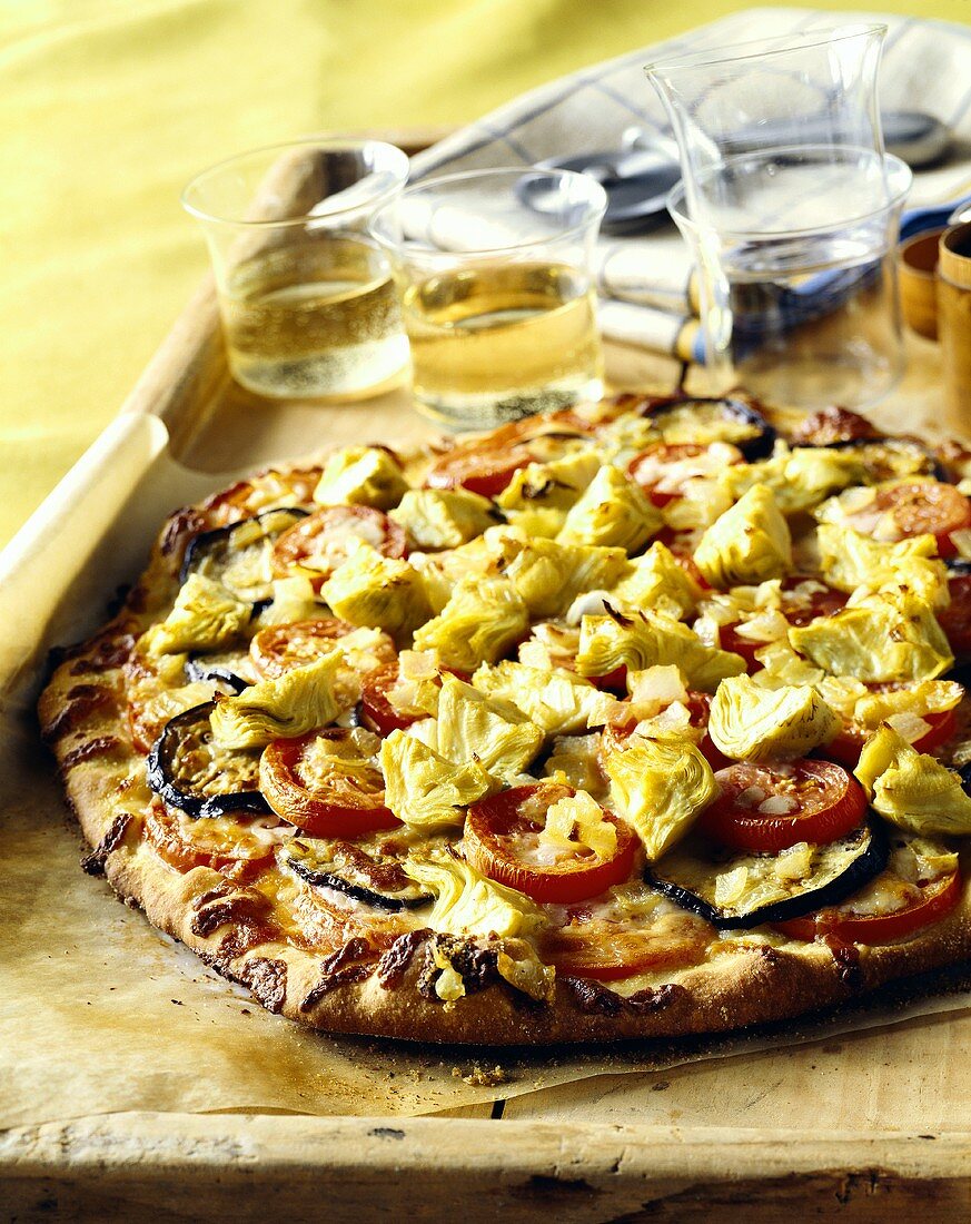 Pizza with tomatoes, aubergines and artichokes