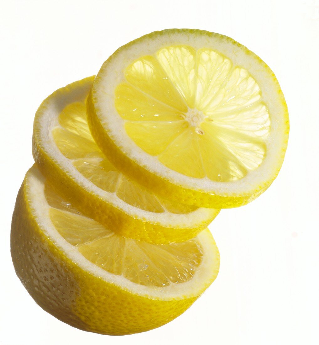 Halbe Zitrone und zwei Zitronenscheiben