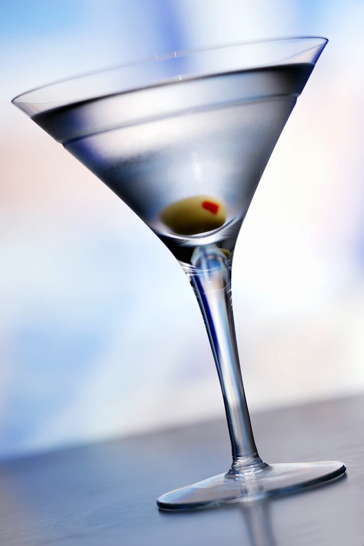 Ein Martini mit Olive