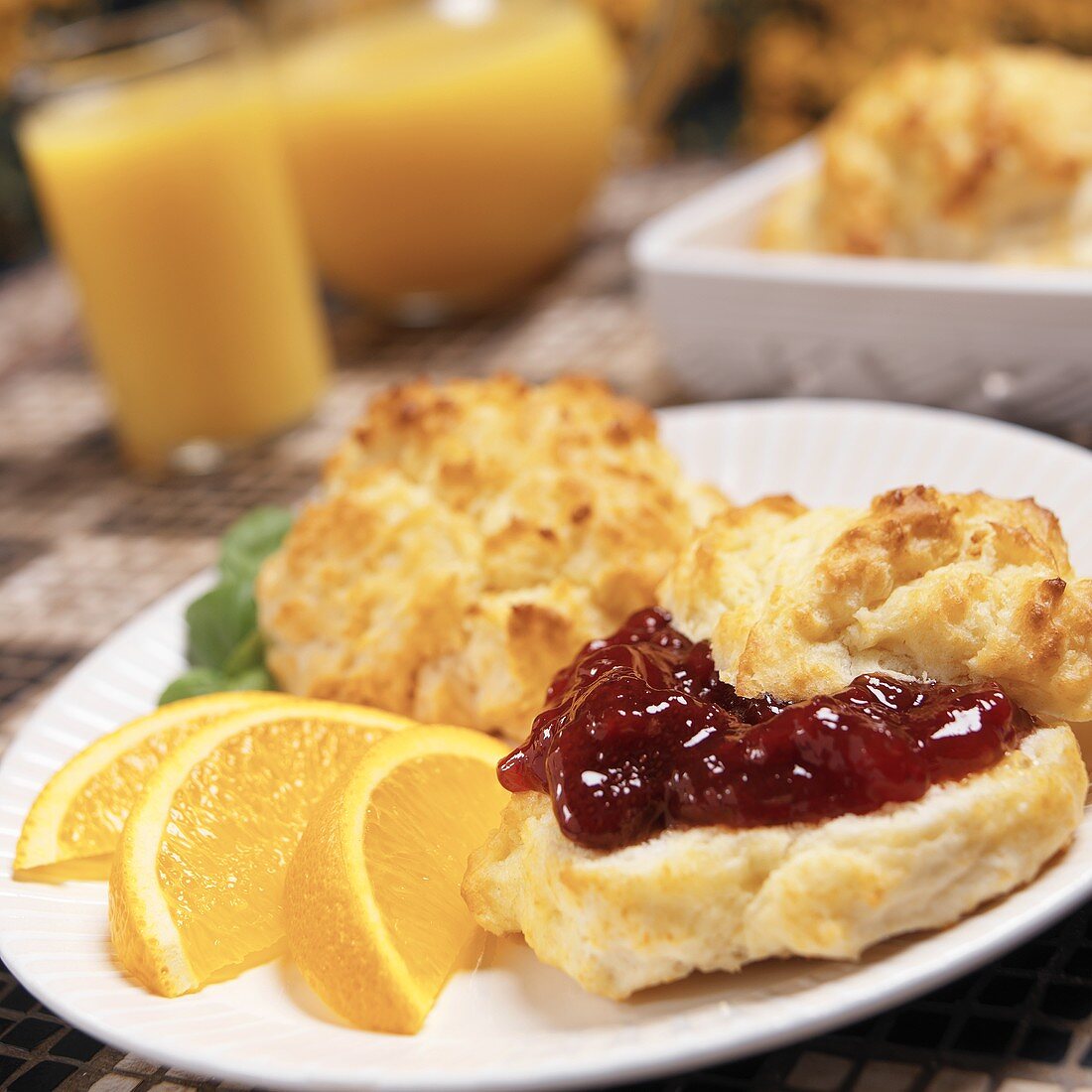 Biscuit mit Erdbeermarmelade und Orangenschnitzen