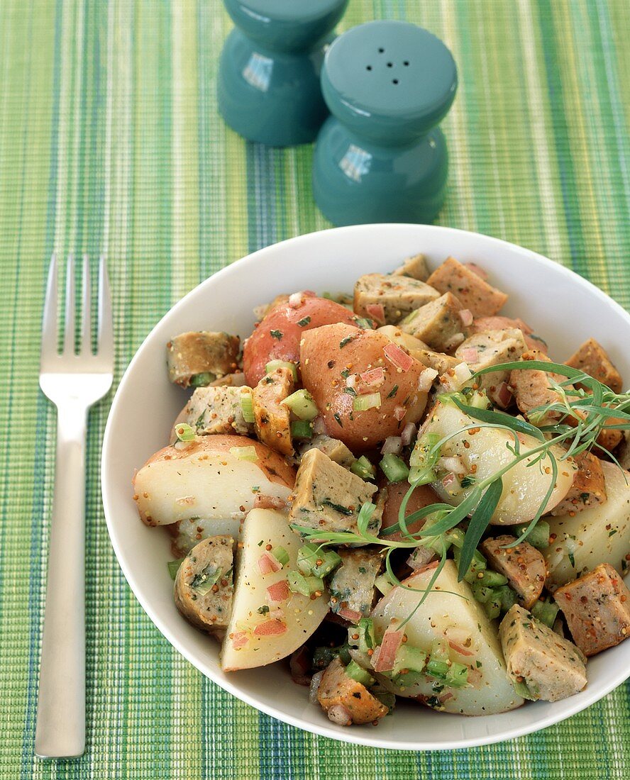 Roter Kartoffelsalat mit Wurst