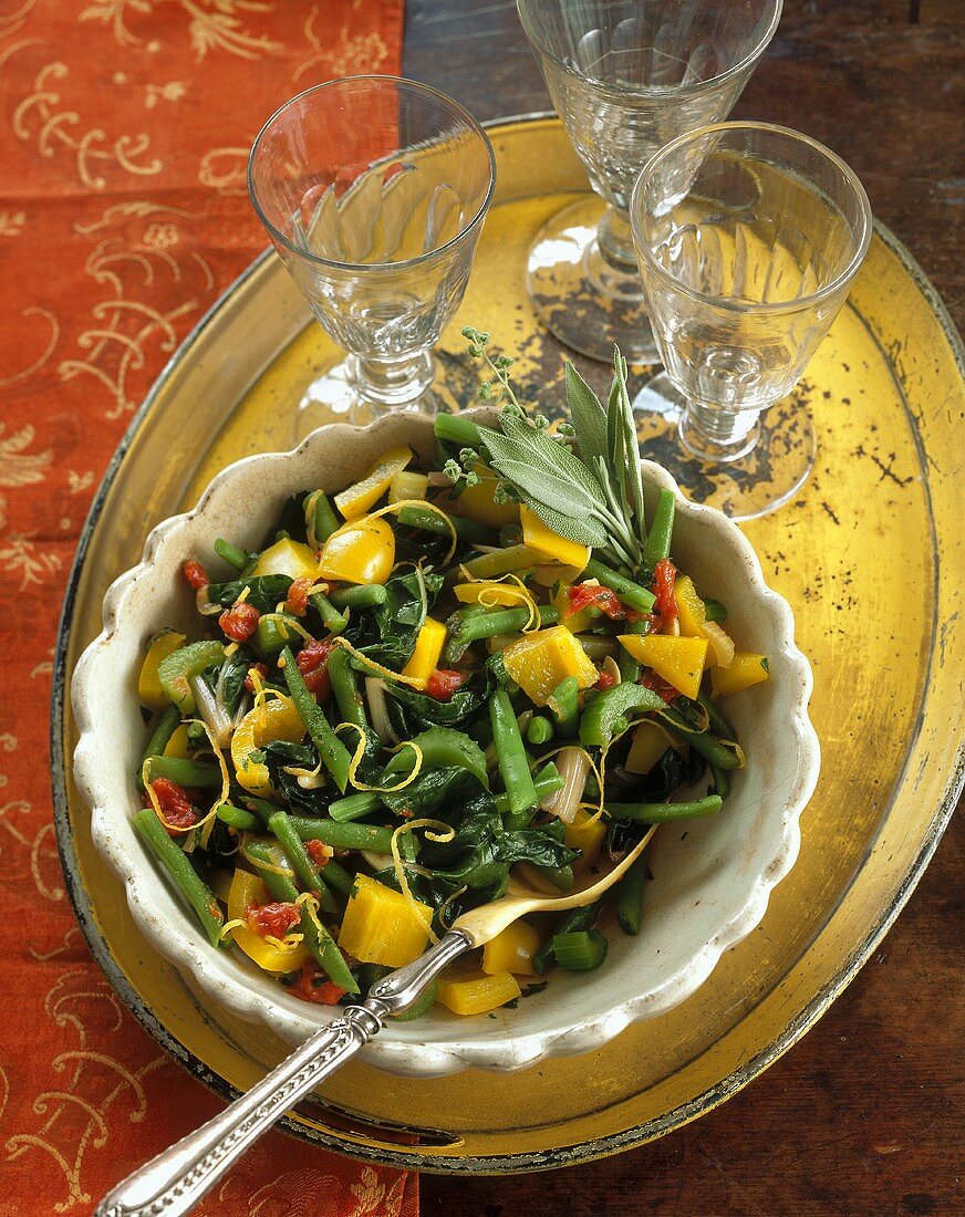 Green beans and yellow peppers with sage, three glasses