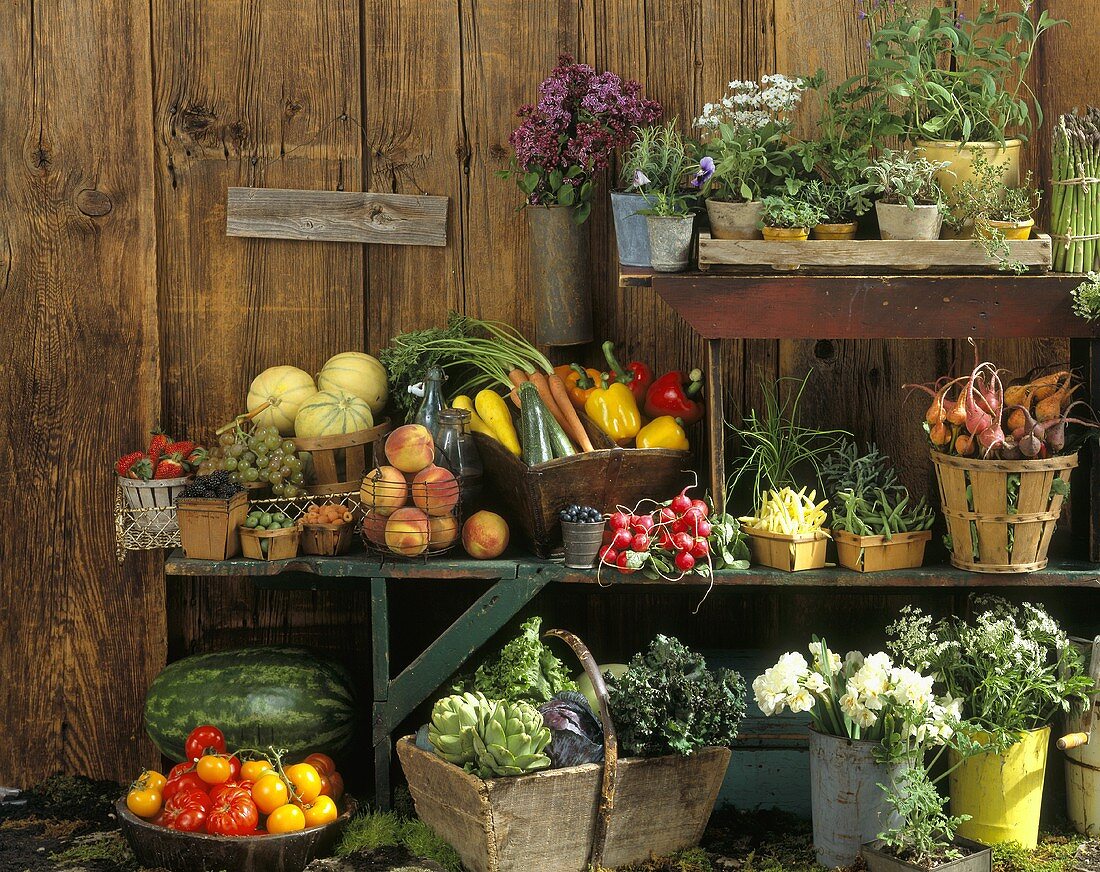 Stillleben mit Obst, Gemüse, Kräutern und Blumen