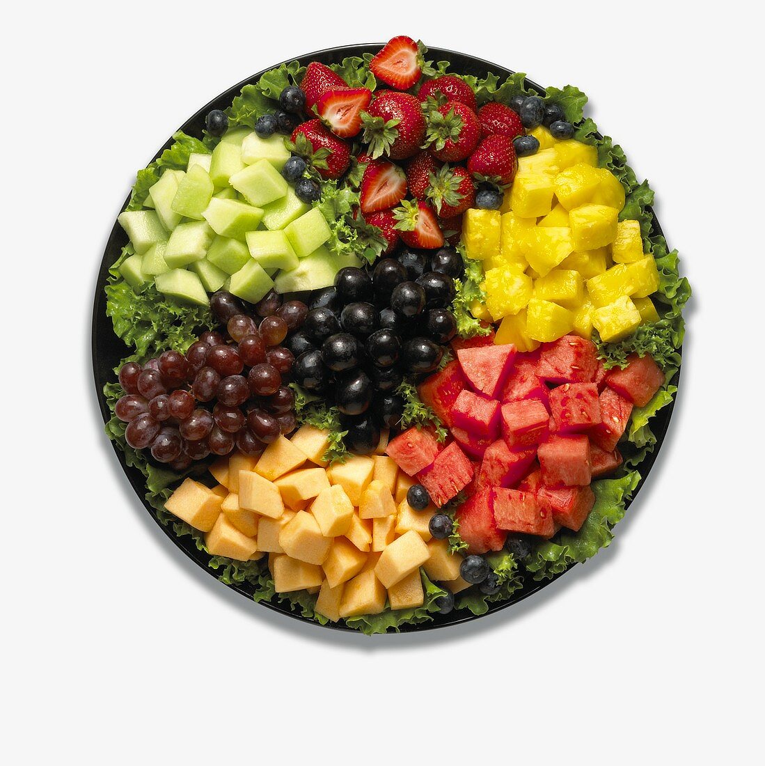 Ein Teller mit vielen verschiedenen Fruchtstücken
