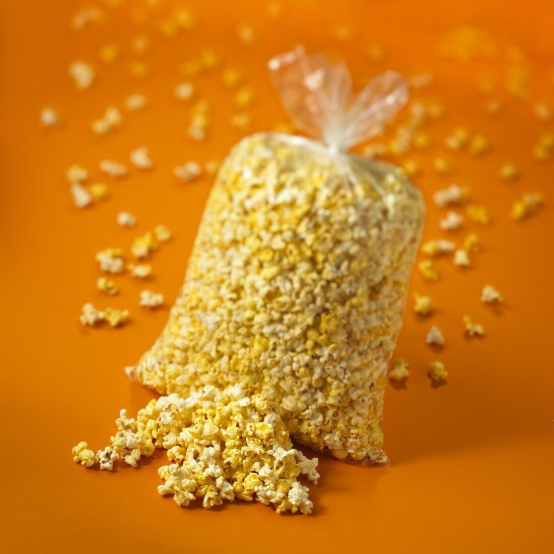 Popcorn im Plastikbeutel und daneben