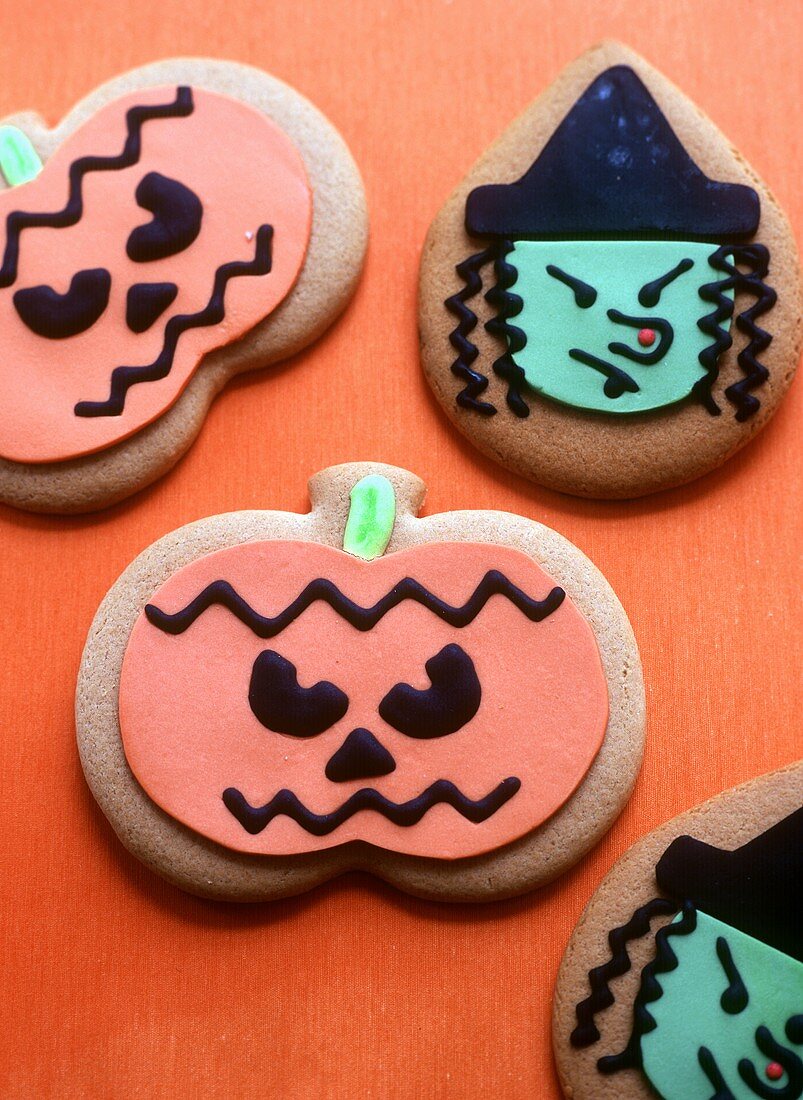 Kekse in vorm von Halloweenkürbissen und -hexen