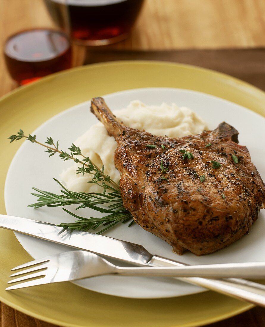 Gegrilltes Schweinekotelett mit Kartoffelpüree, Rosmarin, Thymian