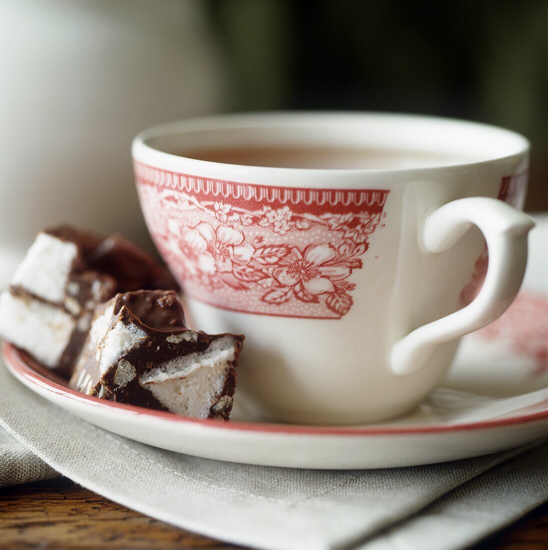 Schokoladenkonfekt und Tasse Tee