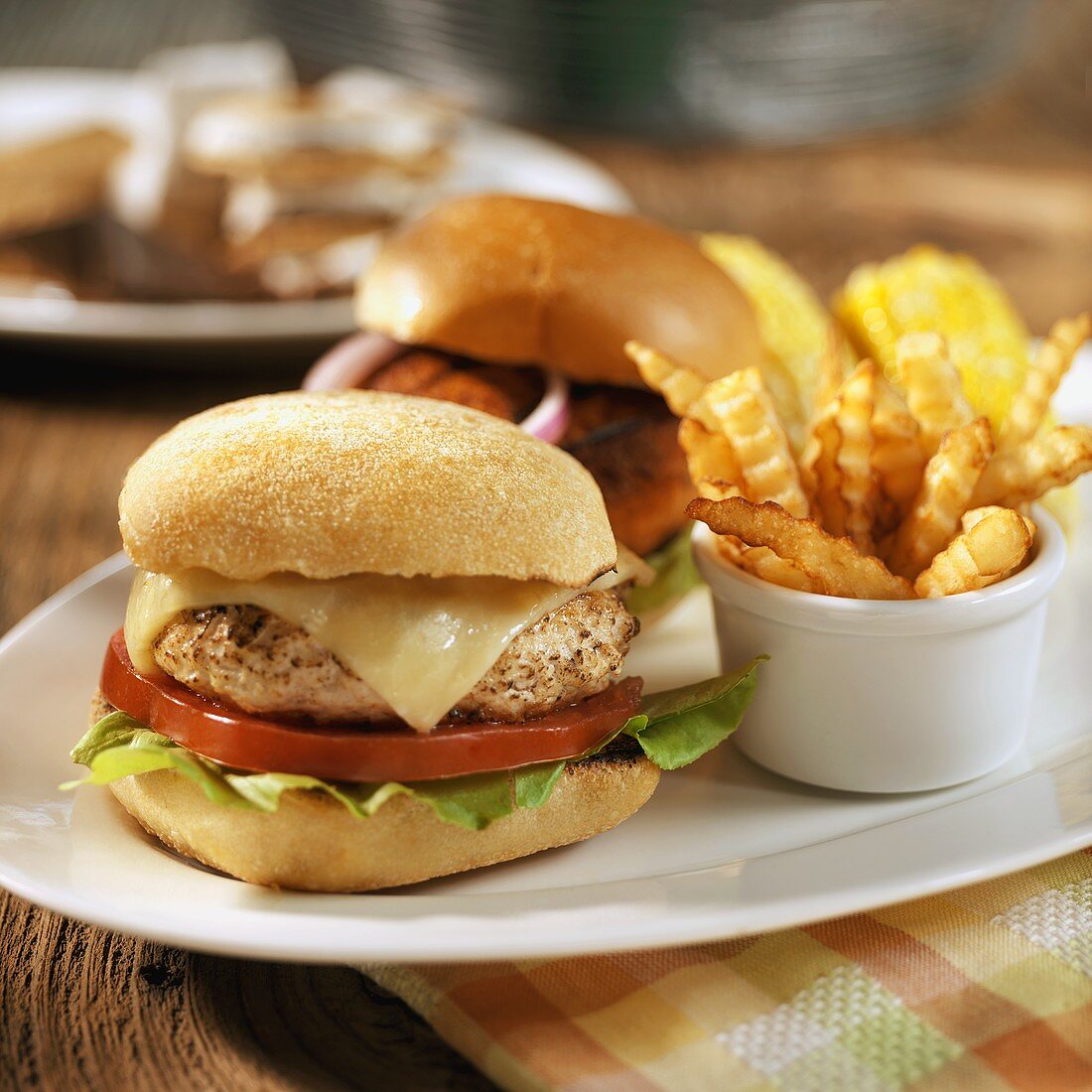 Putenburger mit Käse und Pommes frites