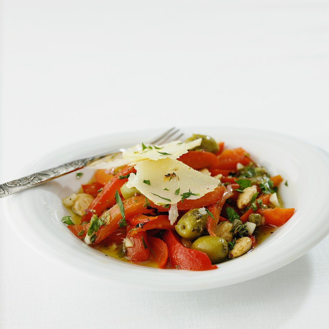 Paprikasalat mit grünen Oliven und Parmesanspänen