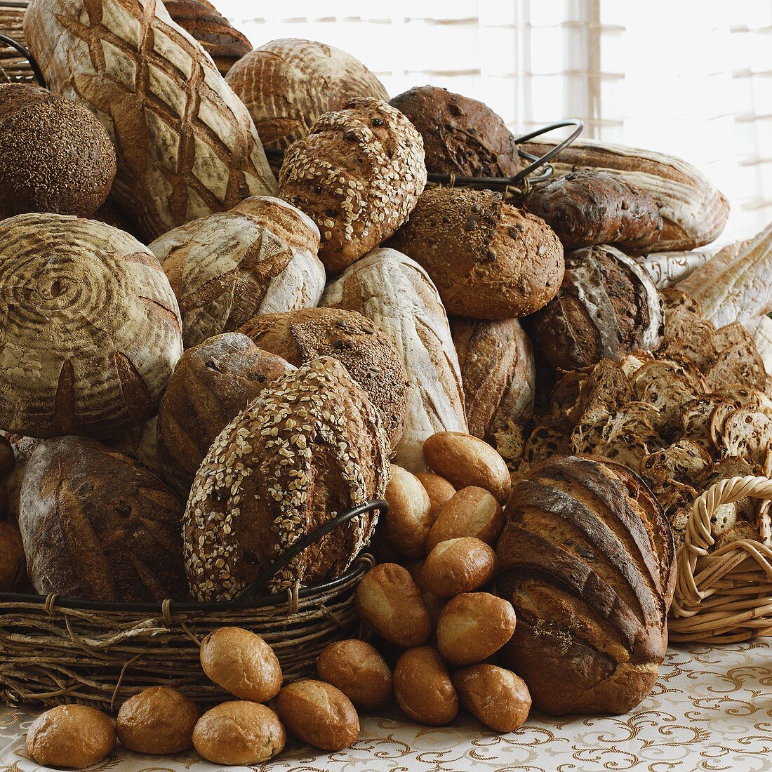 Verschiedene Brote und Brötchen, teilweise in Körben