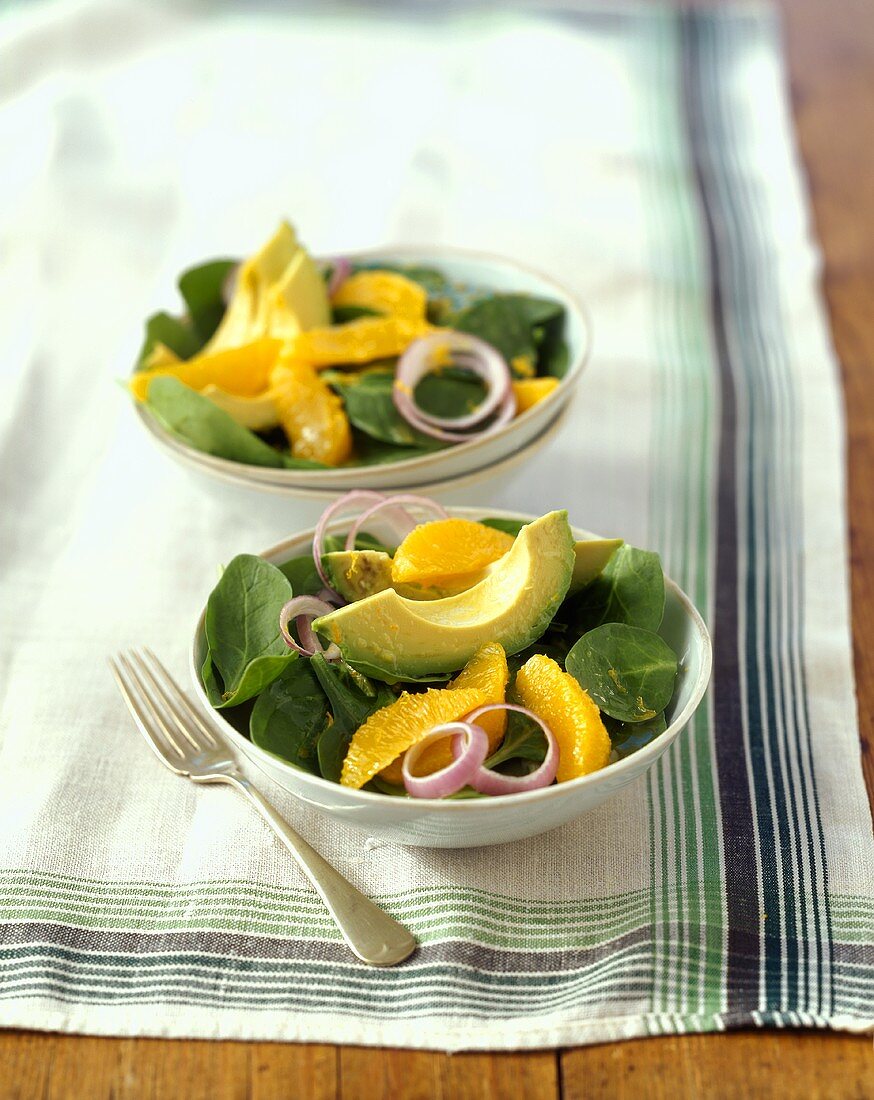 Spinatsalat mit Avocado, Orangen und Zwiebeln