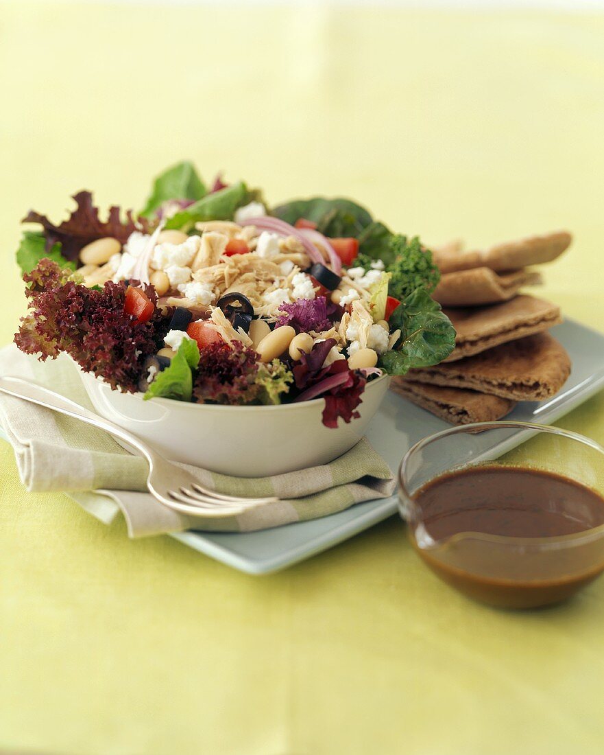 Weisser Bohnensalat mit Thunfisch, Blattsalat und Oliven