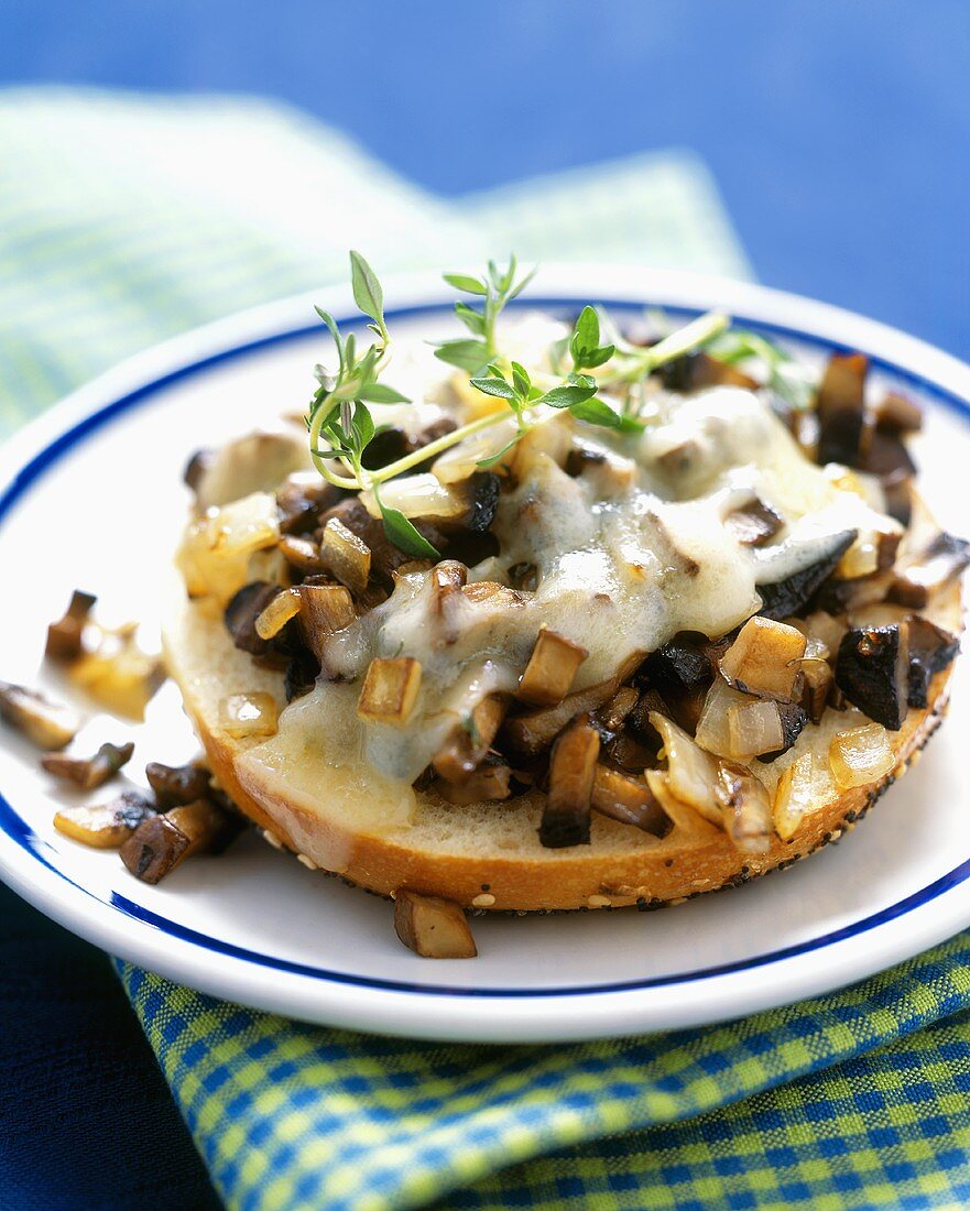 Semmel mit Waldpilzen und Käse überbacken