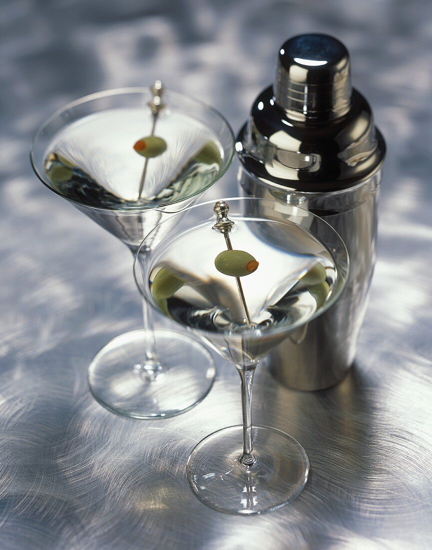 Zwei Martinis mit Cocktailshaker