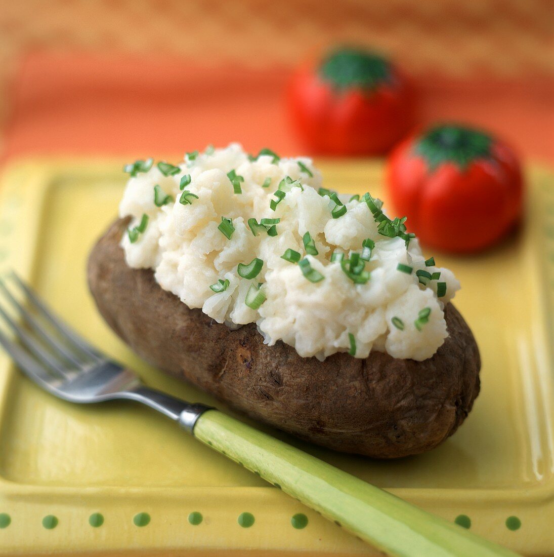 Baked potato, sprinkled with chopped spring onions