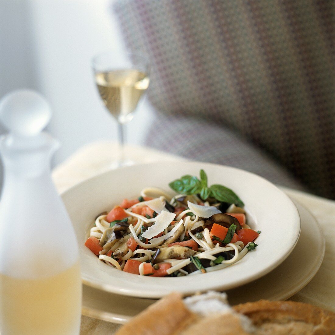 Linguine mit Auberginen, Tomaten, Basilikum und Parmesan