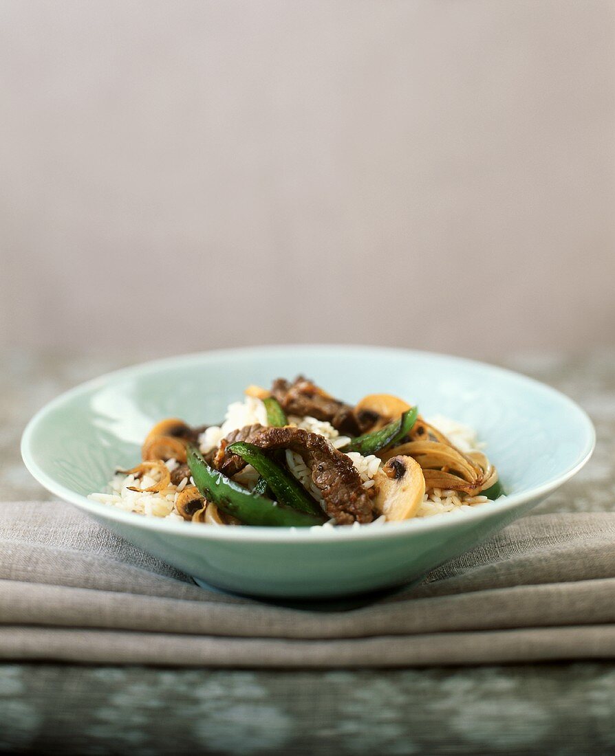 Beef with peppers, mushrooms and onions on rice